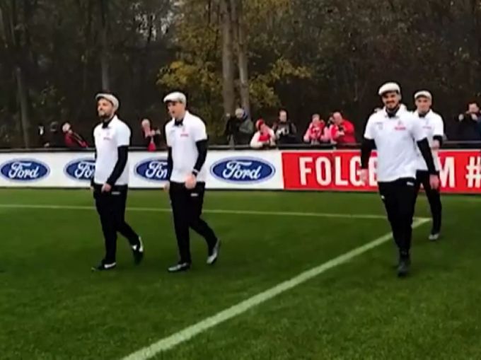 Das Trainerteam des 1. FC Köln taucht verkleidet als «Steffen Baumgart» im Training auf. 1. FC Köln