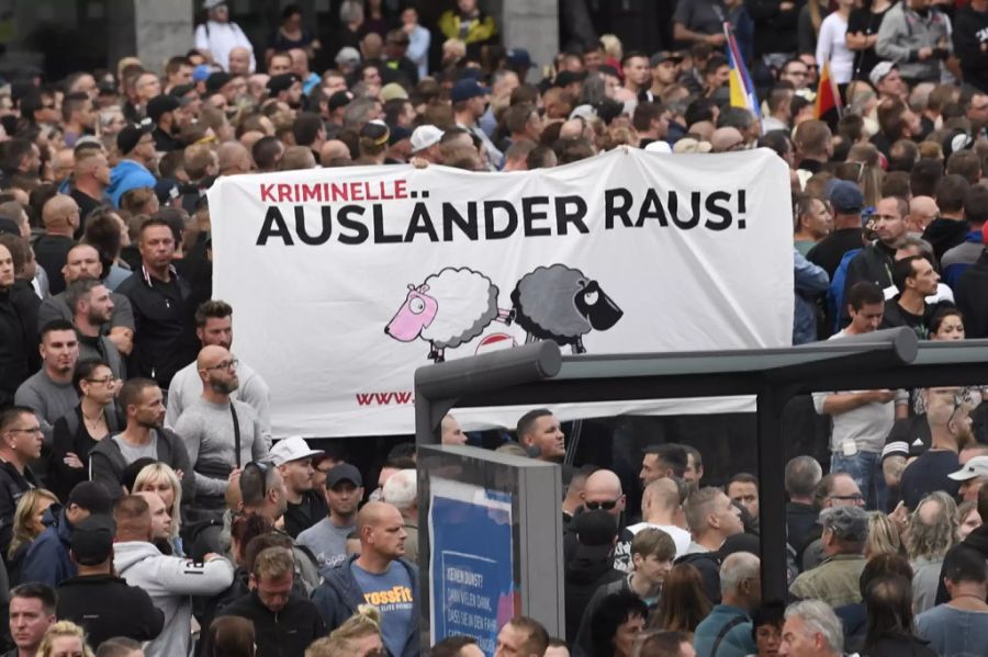 Für besonders viel Aufregung sorgte eine Demonstration 2018 in Chemnitz (D). Die rechten Demonstranten, darunter auch Radikale, nutzten das Sujet der SVP.