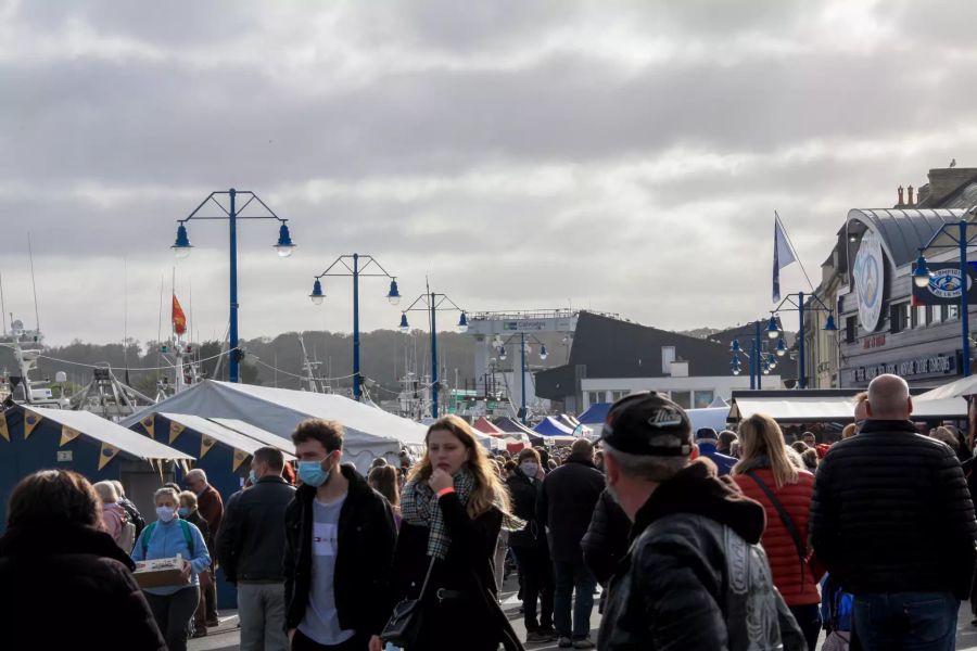 Menschenmenge Hafen Kälte Fest