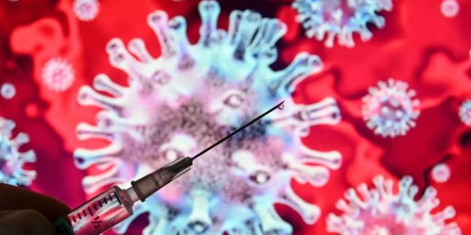 Illustration: Spritze vor Virusmodell virus