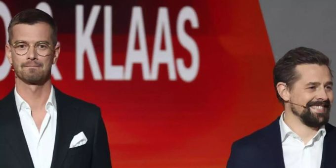 Joko Winterscheidt (l) und Klaas Heufer-Umlauf in der Jubiläumsshow von "Wetten, dass..?". Foto: Daniel Karmann/dpa Joko Winterscheidt (l) und Klaas Heufer-Umlauf in der Jubiläumsshow von "Wetten, dass..?". Foto: Daniel Karmann/dpa