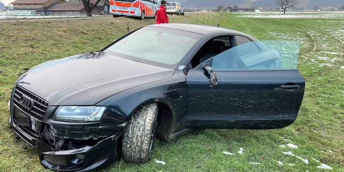 Am Auto und an der Strasseneinrichtung entstand Sachschaden. Unfall