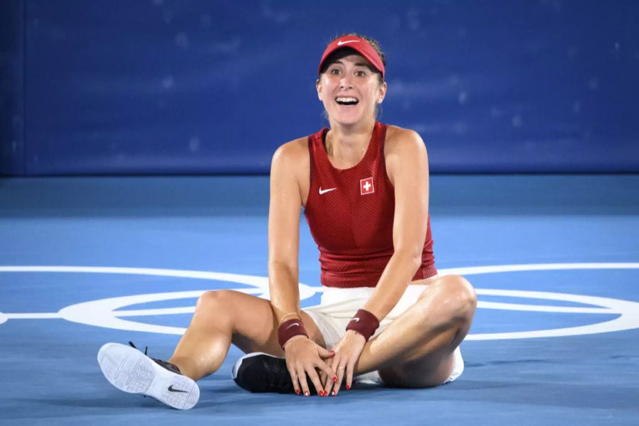 Nach dem Matchball sackt Bencic zusammen.