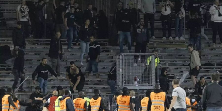 Immer wieder kommt es in französischen Fussballstadien zu schweren Ausschreitungen. Foto: Jeremias Gonzalez/AP/dpa