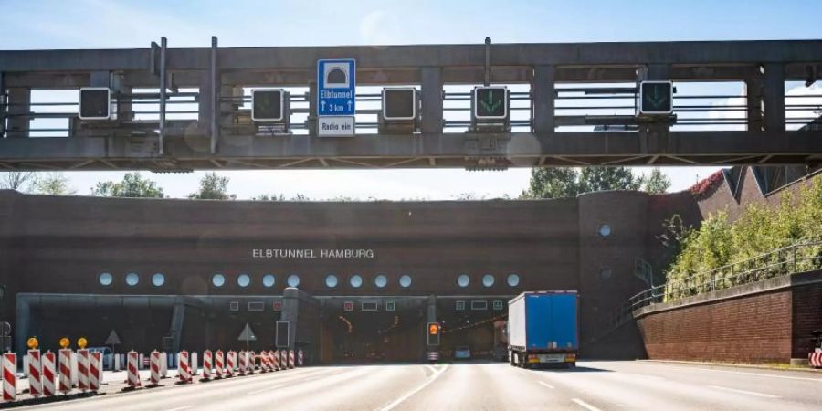 Zufahrt auf der Autobahn 7 in den Elbtunnel. Foto: Daniel Reinhardt/dpa