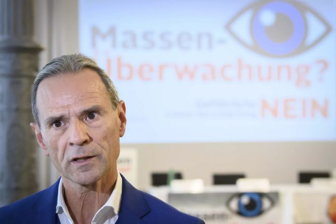 Werner Boxler, Co-Praesident der Freunde der Verfassung, spricht mit Journalisten nach einer Medienkonferenz des gemeinsamen Komiteea mit dem Aktionsbündnis Urkantone, Mass-Voll und Netzwerk Impfentscheid, am 12. Oktober 2021 in Bern. Werner Boxler Referendum Zertifikat