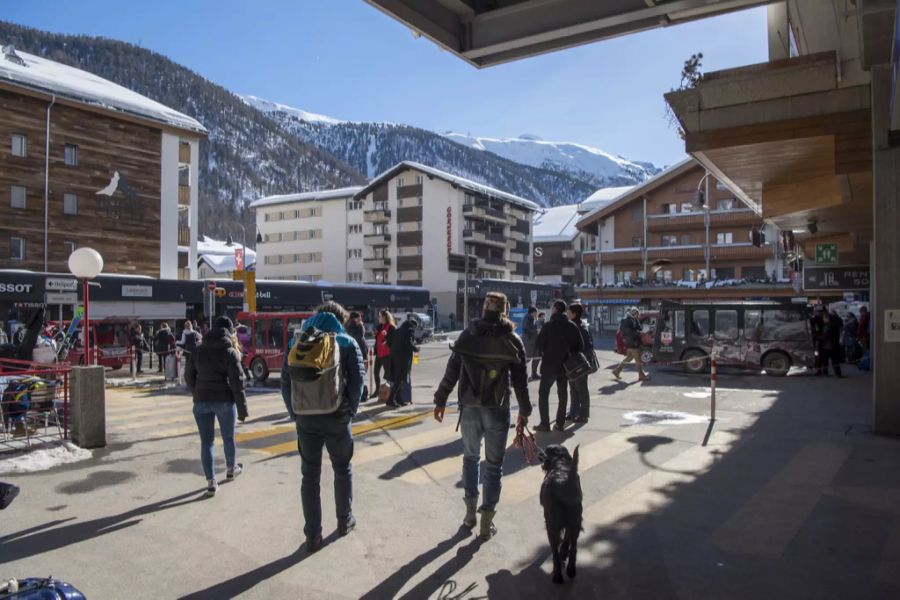 Menschen am Bahnhofplatz in Zermatt VS am 19. Februar 2019.