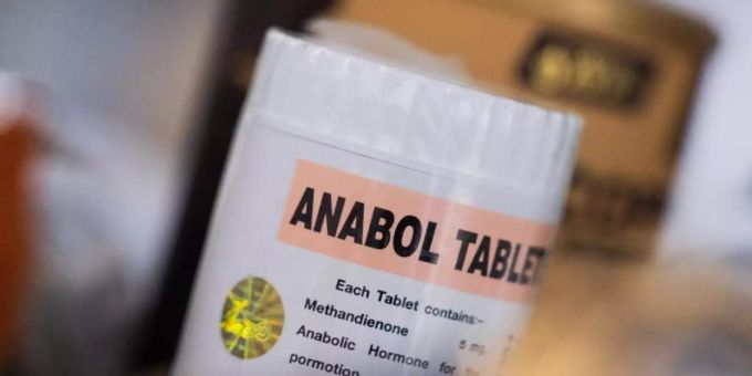 Eine Dose mit verbotenen Anabolika. Der Zoll beschlagnahmt regelmässig verbotene Substanzen, die im Ausland bestellt wurden. Foto: Rolf Vennenbernd/dpa Eine Dose mit verbotenen Anabolika. Der Zoll beschlagnahmt regelmässig verbotene Substanzen, die im Ausland bestellt wurden. Foto: Rolf Vennenbernd/dpa
