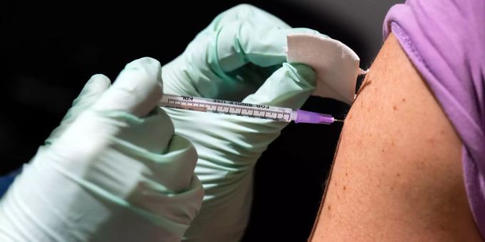 Ein Mann lässt sich eine Booster-Impfung geben. Booster-Impfung Coronavirus