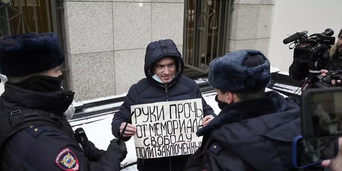 Polizeibeamte halten einen Demonstranten fest, der vor dem Obersten Gerichtshof der Russischen Föderation ein Plakat mit der Aufschrift «Hände weg von Memorial, Freiheit für politische Gefangene» hält. Foto: Pavel Golovkin/AP/dpa Polizeibeamte halten einen Demonstranten fest, der vor dem Obersten Gerichtshof der Russischen Föderation ein Plakat mit der Aufschrift «Hände weg von Memorial, Freiheit für politische Gefangene» hält. Foto: Pavel Golovkin/AP/dpa