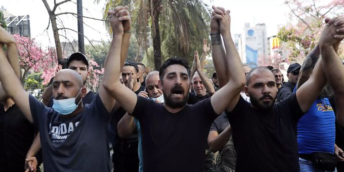 Bei Protesten in Beirut ist es zu einem Zusammenstoss von Demonstranten und Sicherheitskräften gekommen, bei denen es Tote und Verletzte gab. Foto: Hussein Malla/AP/dpa Bei Protesten in Beirut ist es zu einem Zusammenstoss von Demonstranten und Sicherheitskräften gekommen, bei denen es Tote und Verletzte gab. Foto: Hussein Malla/AP/dpa