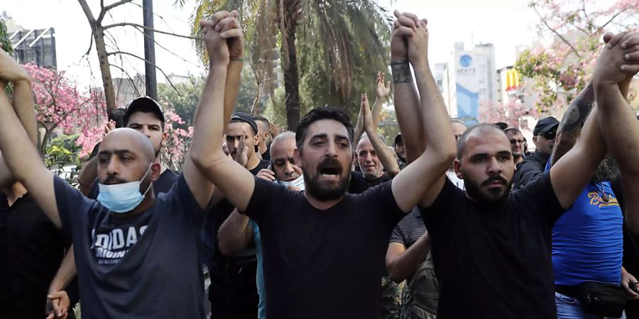 Bei Protesten in Beirut ist es zu einem Zusammenstoss von Demonstranten und Sicherheitskräften gekommen, bei denen es Tote und Verletzte gab. Foto: Hussein Malla/AP/dpa