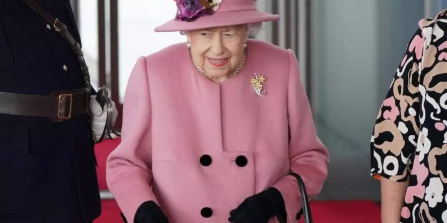 Die britische Königin Elizabeth II. (M) kommt zur Eröffnungszeremonie des walisischen Parlaments. Foto: Jacob King/PA Wire/dpa
