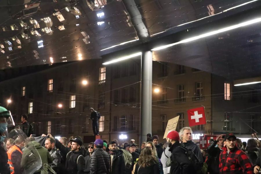 Schätzungsweise sind rund 200 Demonstrierende in Bern.