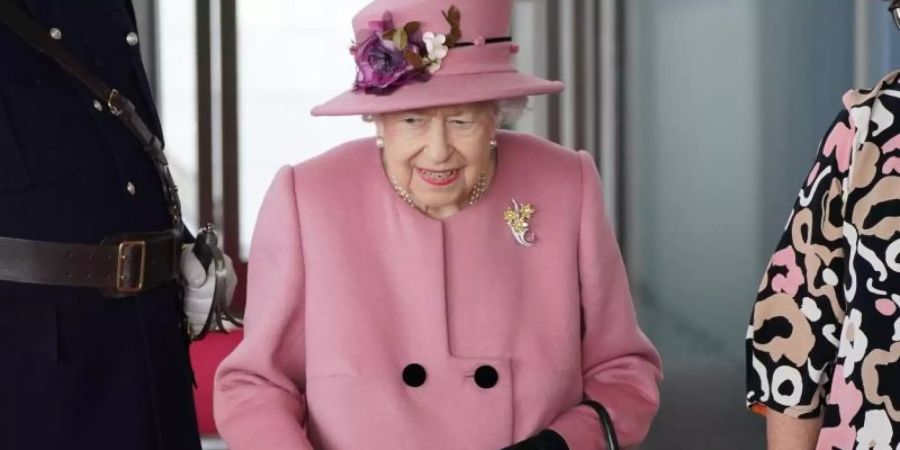 Die britische Königin Elizabeth II. mit Gehstock diese Woche in Wales. Foto: Jacob King/PA Wire/dpa