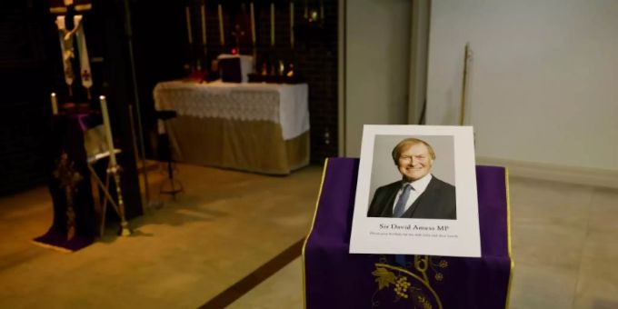Porträt von David Amess Porträt von David Amess