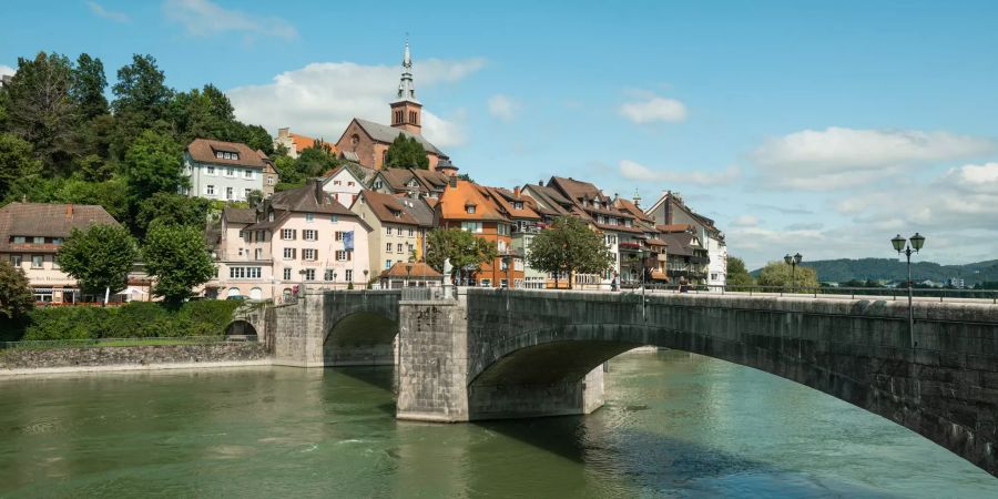 Blick auf die Laufenbrücke in Laufenburg.