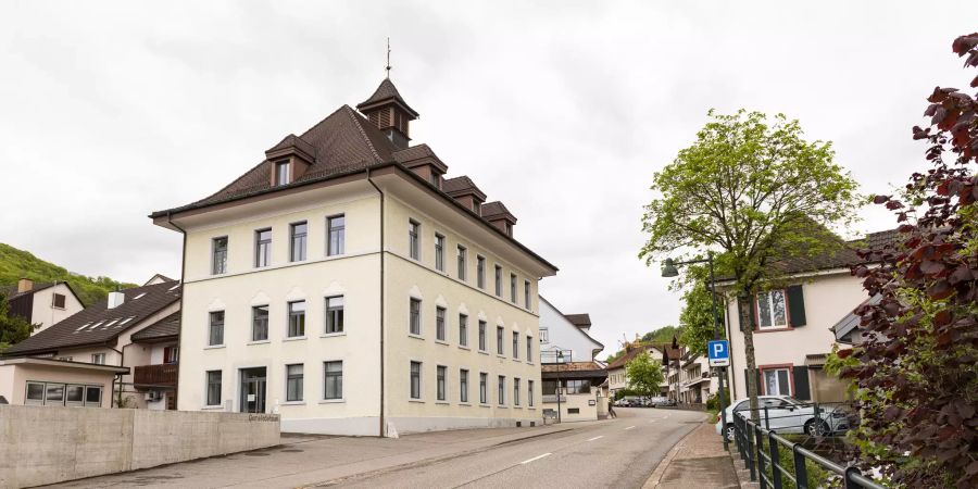 Die Gemeindeverwaltung Läufelfingen an der Hauptstrasse (Strasse nach Buckten).