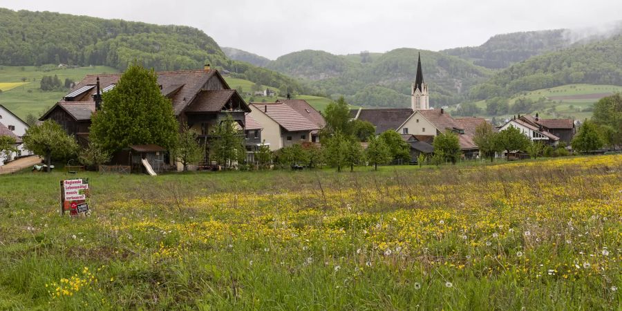 Die Gemeinde Kilchberg mit der St. Martinskirche. - Basel-Landschaft