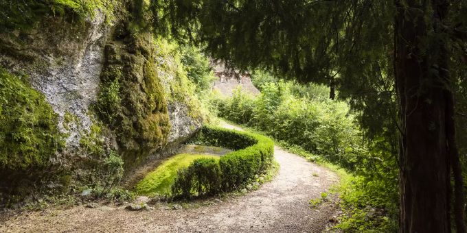 Wanderweg in der Ermitage in Arlesheim, mit einer Fläche von vierzig Hektar der grösste englische Landschaftsgarten der Schweiz. Wanderweg in der Ermitage in Arlesheim, mit einer Fläche von vierzig Hektar der grösste englische Landschaftsgarten der Schweiz.