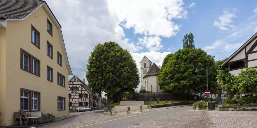 Die alte Dorfkirche St. Peter und Paul an der Schönenbuchstrasse 1 in Allschwil ist denkmalgeschützt.