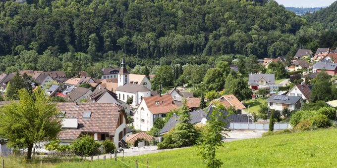 Der Dorfkern Duggingen mit der Kirche Johannes der Täufer und dem Schulhaus. Der Dorfkern Duggingen mit der Kirche Johannes der Täufer und dem Schulhaus.