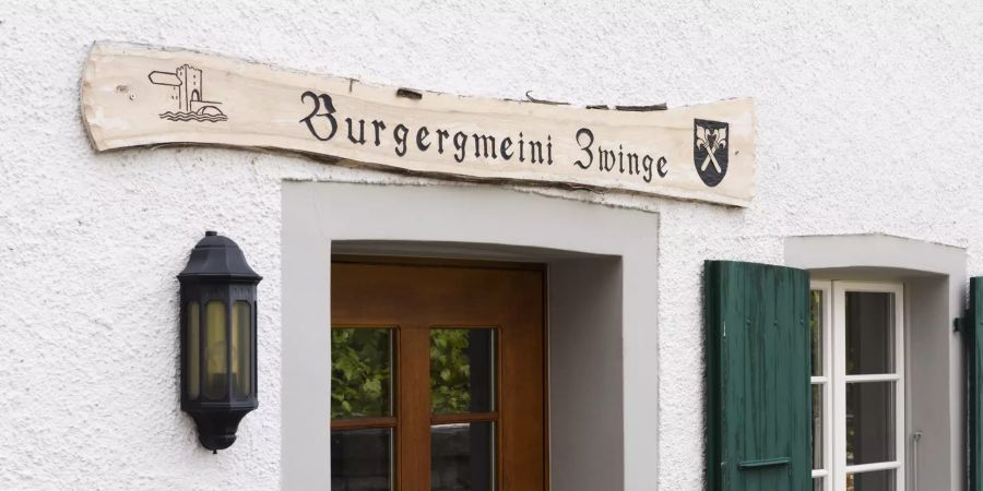 Die Burgergmeini Zwingen ist in einem Teil der Schlossanlage an der Birs untergebracht.