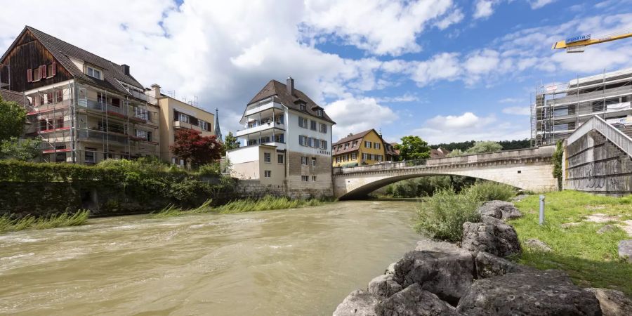 Die Birsbrücke in Laufen während des Hochwassers im Sommer 2021.