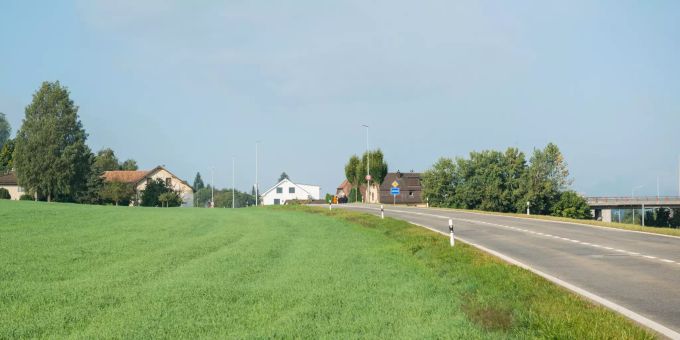 Ortseinfahrt Safenwil auf der Köllikerstrasse. Ortseinfahrt Safenwil auf der Köllikerstrasse.