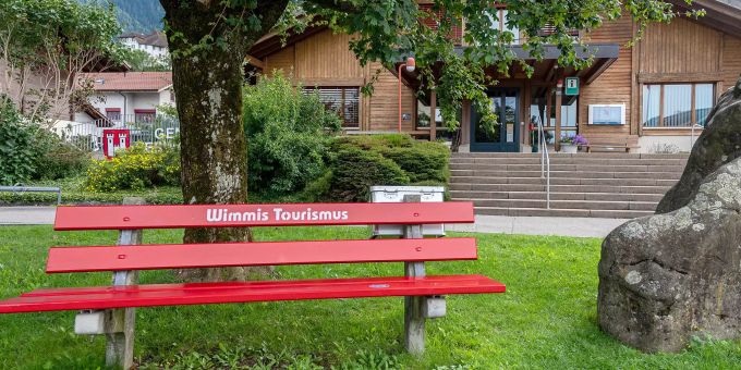 Die Gemeindeverwaltung von Wimmis. Vorne die Lesebank von Wimmis Tourismus. Die Gemeindeverwaltung von Wimmis. Vorne die Lesebank von Wimmis Tourismus.