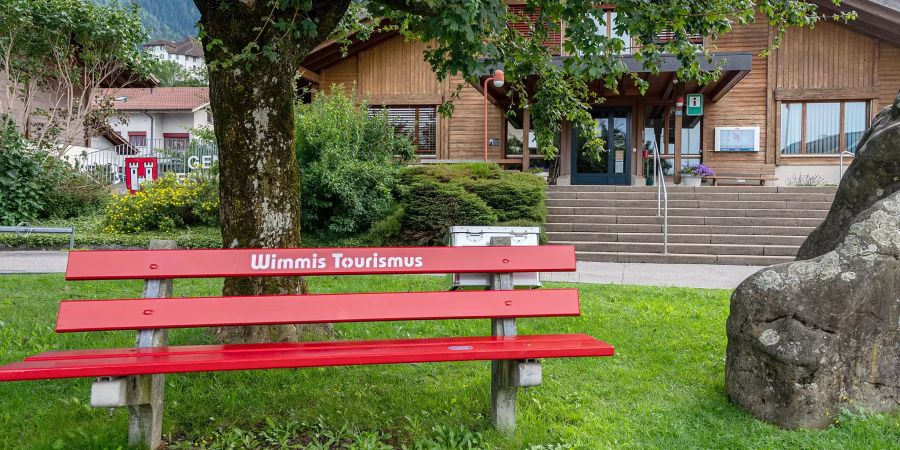 Die Gemeindeverwaltung von Wimmis. Vorne die Lesebank von Wimmis Tourismus.