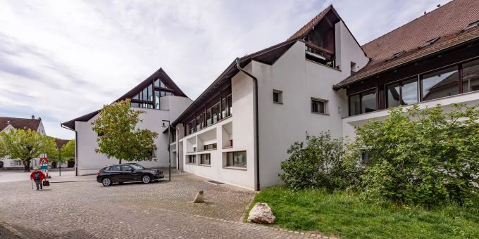 Die Gemeindeverwaltung in Muttenz mit dem Parkplatz. Die Gemeindeverwaltung in Muttenz mit dem Parkplatz.