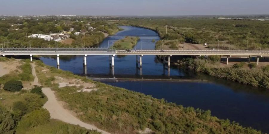 Die Brücke, die die Städte Del Rio in den USA und Ciudad Acuna in Mexiko, verbindet. Foto: Nick Wagner/XinHua/dpa