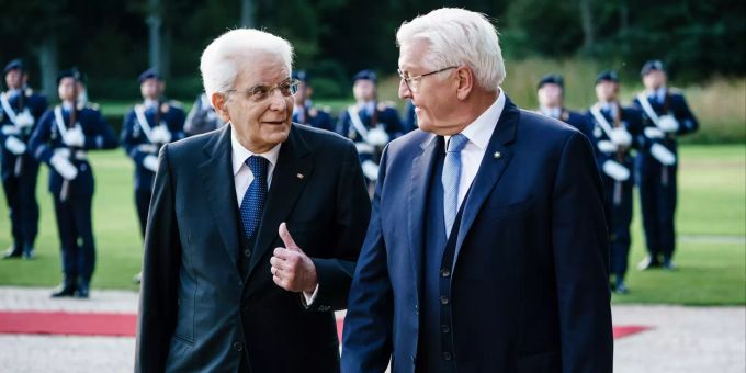 Frank-Walter Steinmeier (r) empfängt Sergio Mattarella (l) in Berlin. German President Frank-Walter Steinmeier receives Italian President Sergio Matarella
