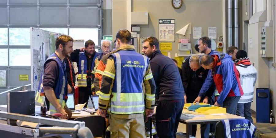 Das Einsatzteam in der Einsatzzentrale der Rettungsaktion an der Grenze zwischen Bayern und Tschechien. Nach zwei Nächten in dem riesigen Waldgebiet ist die achtjährige Julia lebend gefunden worden. Foto: Vogl Daniel/dpa
