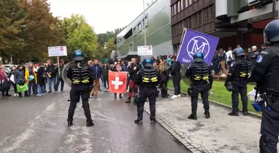 Polizisten sichern das Verkehrshaus.