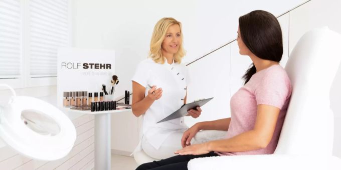 Katharina Beer (links) ist die Inhaberin des Kosmetikinstituts creaCOSMETIC in Kriens. creaCOSMETIC Kriens