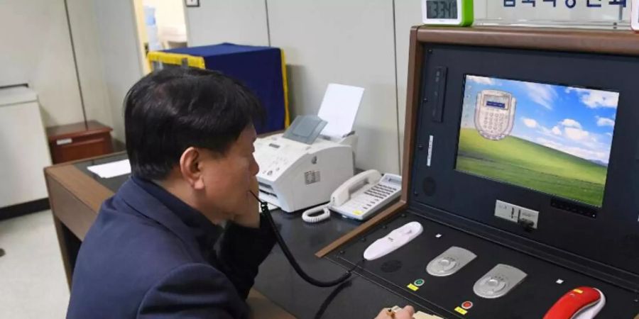 Ein südkoreanischer Regierungsbeamter kommuniziert am Telefon mit einem nordkoreanischen Offizier (Archivbild). Foto: South Korea Unification Ministry/Yonhap/AP/dpa/ARchiv