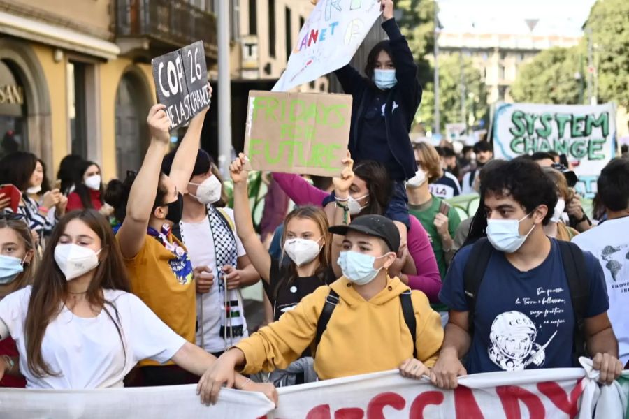 Einige Zeitungen veröffentlichten Bilder, auf denen Greta Thunberg gegenüber dem jungen Aktivisten sehr vertraut scheint.