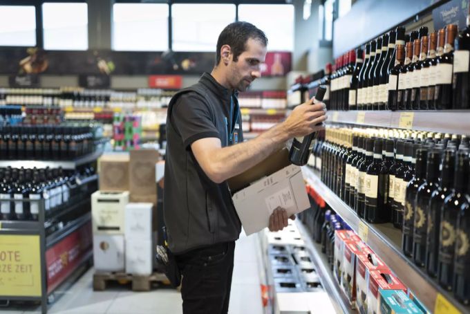Es wurde entschieden, dass die Migros Alkohol zukünftig verkaufen darf. Migros Alkohol