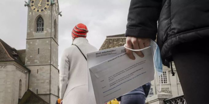 Stimmberechtigte stehen nach 12.00 Uhr auf der Münsterbrücke bis zum Zürcher Stadthaus Schlange, um im Stimmlokal vom Stadthaus abzustimmen, am Sonntag, 28. November 2021 in Zürich. Covid-19-Gesetz