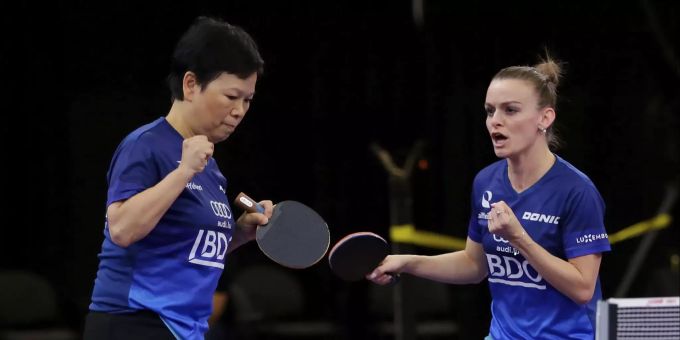 Xia Lian Ni (l.) und Sarah De Nutte an der Tischtennis-WM. Tischtennis