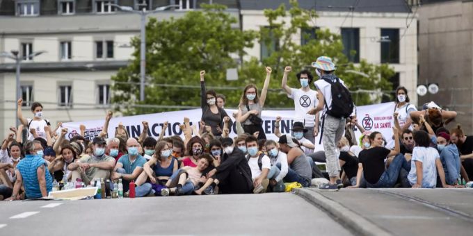 Klima-Aktivisten der Gruppe Extinction Rebellion sitzen während eines Sitzstreiks am 20. Juni 2020 in Zürich auf der Quaibrücke. Extinction Rebellion