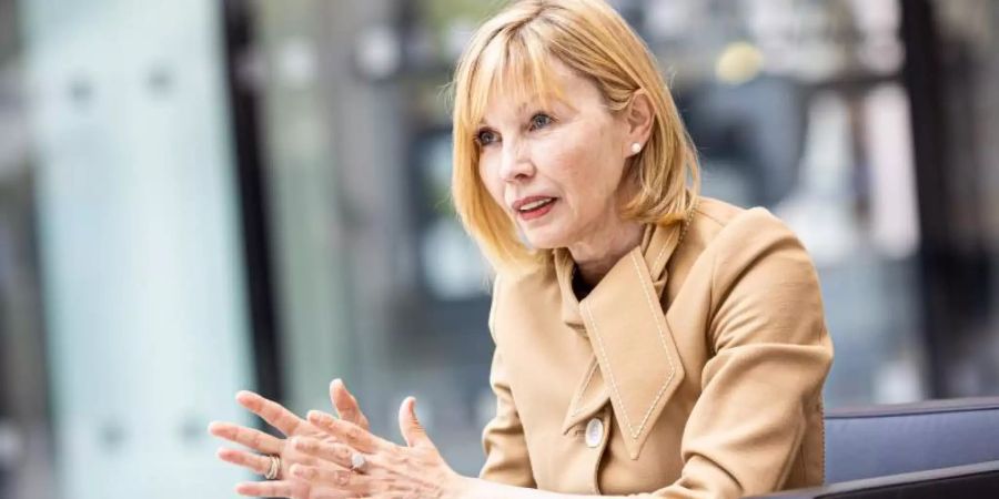 Doris Schröder-Köpf (SPD) während eines dpa-Interviews am 08.07.2021. Die 58-Jährige meldet sich nach ihrer schweren Herz-OP Ende 2020 und zwei anschliessenden Schlaganfällen zurück. Foto: Moritz Frankenberg/dpa