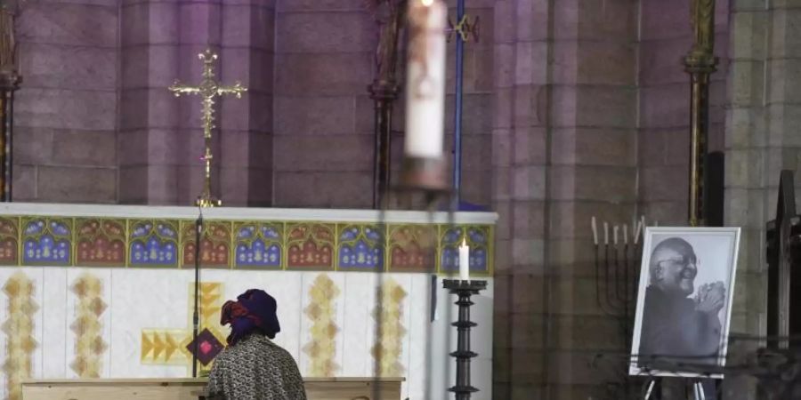 Mpho Tutu sitzt am Sarg ihres Vaters, des emeritierten anglikanischen Erzbischofs Desmond Tutu. Foto: Nic Bothma/Pool EPA/AP/dpa