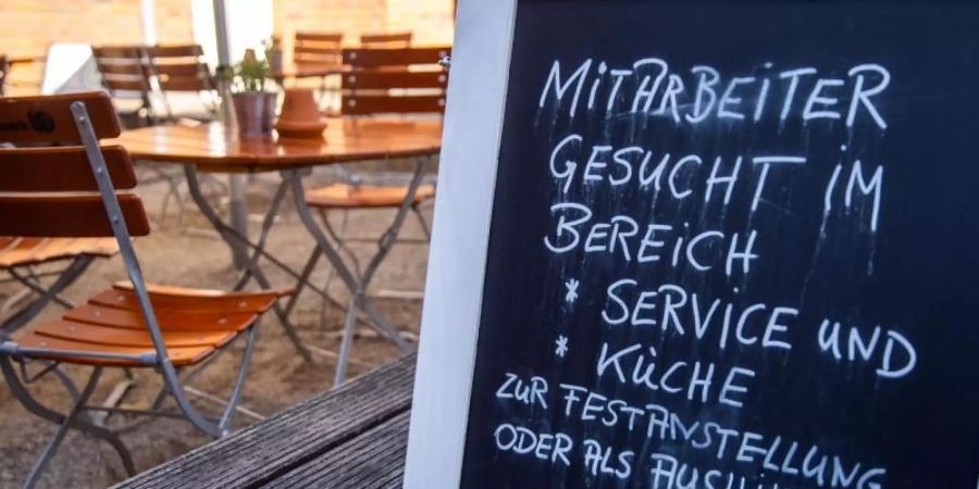 Ein Restaurant in der Schweriner Altstadt sucht nach Mitarbeitern für den Service- und Küchenbereich. Foto: Jens Büttner/dpa-Zentralbild/dpa