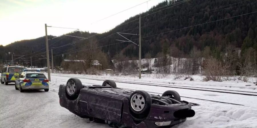 Das völlig demolierte Auto, welches in Parmisch-Partenkirchen von einem Traktorfahrer "umgeparkt" wurde. Foto: -/Polizeiinspektion Garmisch-Partenkirchen/dpa