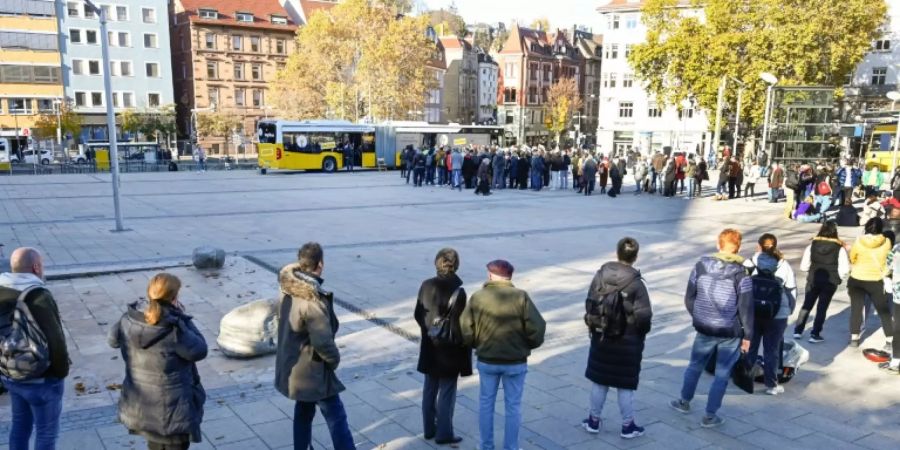 Schlange vor einem Impfbus im November