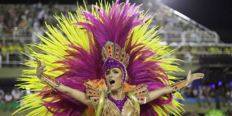 Der Strassenkarneval in Rio findet auch in diesem Jahr nicht statt. Die Pläne für die Umzüge im Sambodrom werden vorerst weiter aufrechterhalten. Foto: Leo Correa/AP/dpa