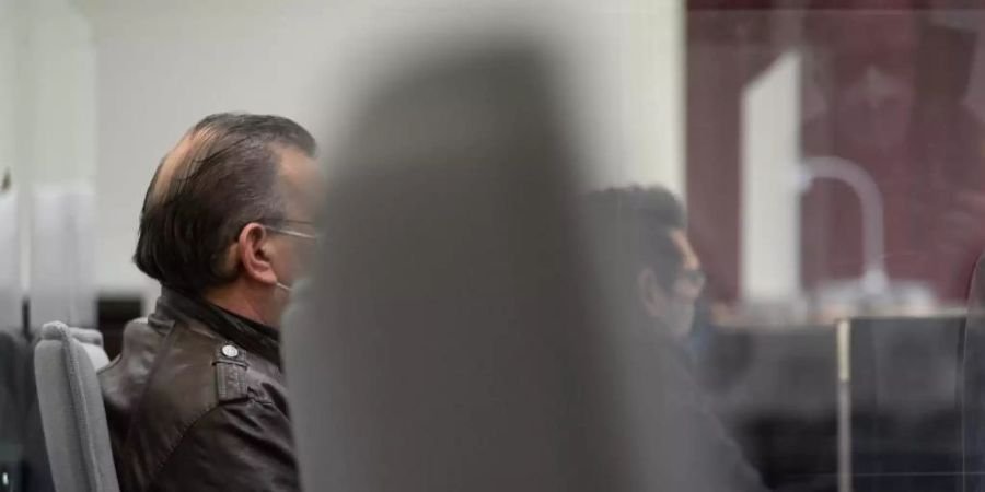 Der Angeklagte (l.) sitzt neben seinem Verteidiger Ashraf Abouzeid im Schwurgerichtssaal vom Landgericht Paderborn. Foto: Friso Gentsch/dpa